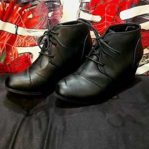 🔴EVERYTHING MUST GO🔴 Dream Pairs Black Faux Leather Lace Up Booties 🖤